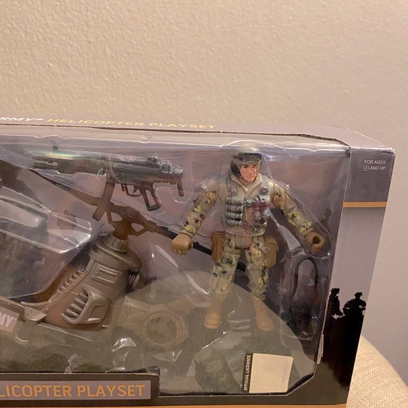 United States Army Helicopter Play Set - Picture 8 of 9